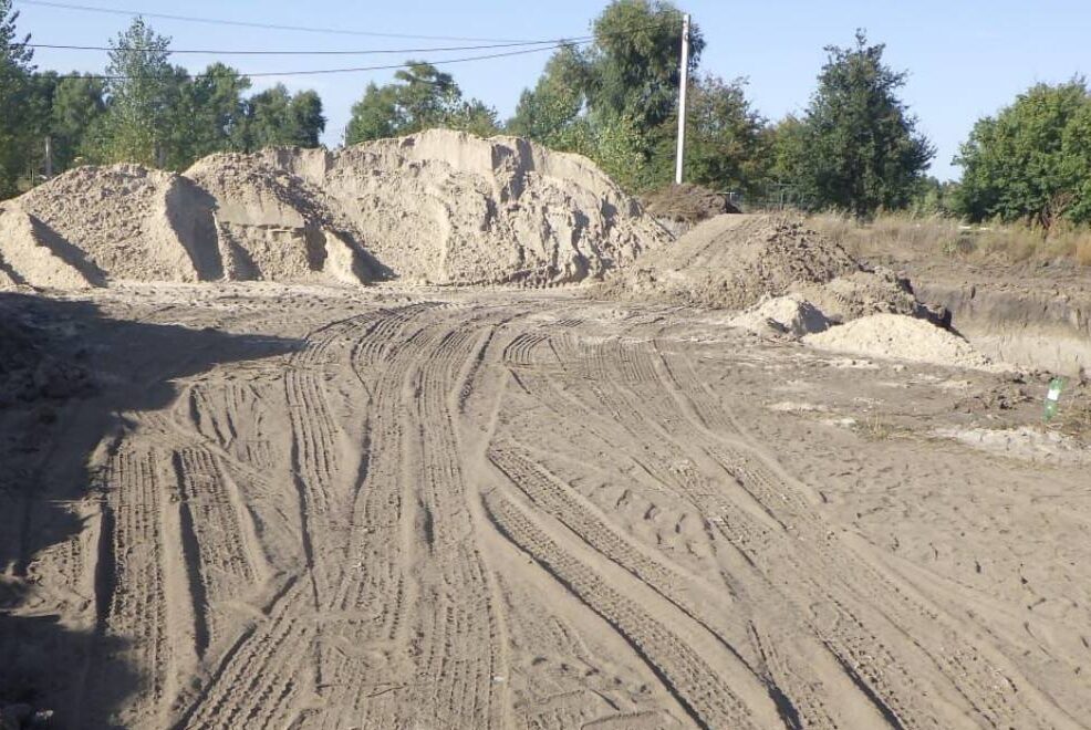 Незаконний видобуток піску на Київщині зі збитками державі у майже 900 тис. грн – чоловіку повідомлено про підозру