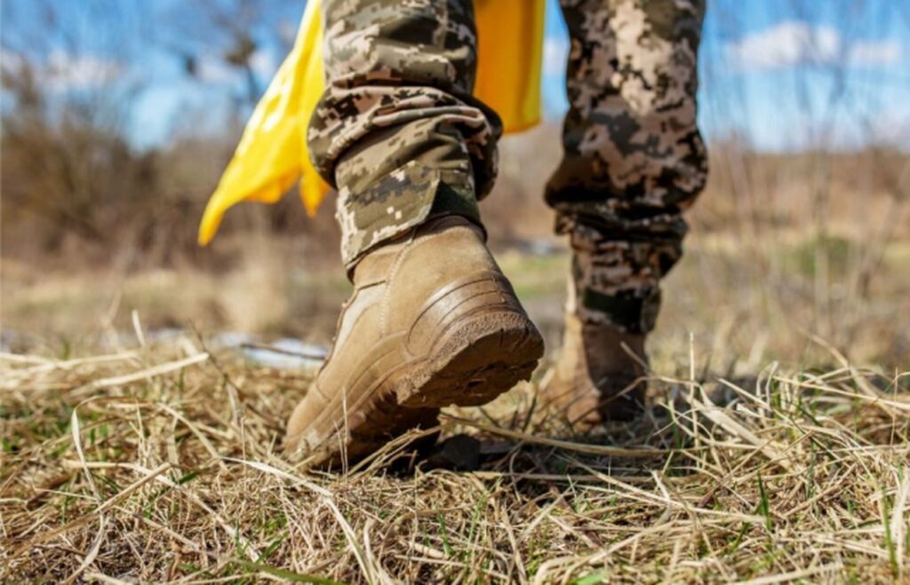 На Київщині експосадовець постачав військовим неякісне взуття і привласнив майже 1 млн грн