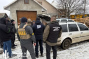 На Буковині судитимуть правоохоронця, який за 20 тис. євро перевозив ухилянтів у багажнику власного авто