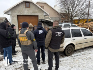 На Буковині судитимуть правоохоронця, який за 20 тис. євро перевозив ухилянтів у багажнику власного авто