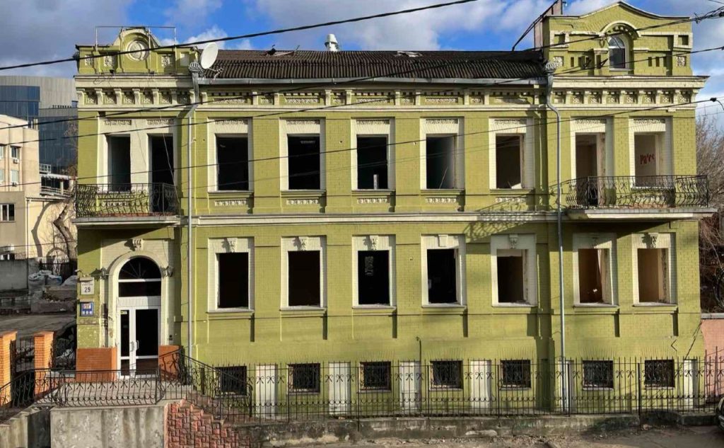 Керівник БЕБ Києва Назар Константинов отримав у подарунок від батьків купу нерухомості, а його дружина-прокурорка придбала люксове авто за 2,6 млн грн 13 Керівник БЕБ Києва Назар Константинов отримав у подарунок від батьків купу нерухомості, а його дружина-прокурорка придбала люксове авто за 2,6 млн грн