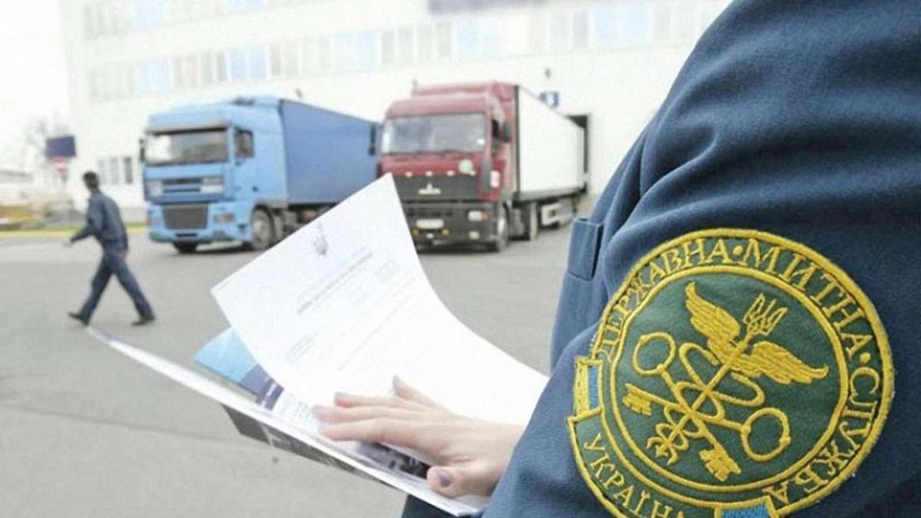 Головний кадровик Львівської митниці Олег Лозинський декларує майно на дружину-мільйонерку