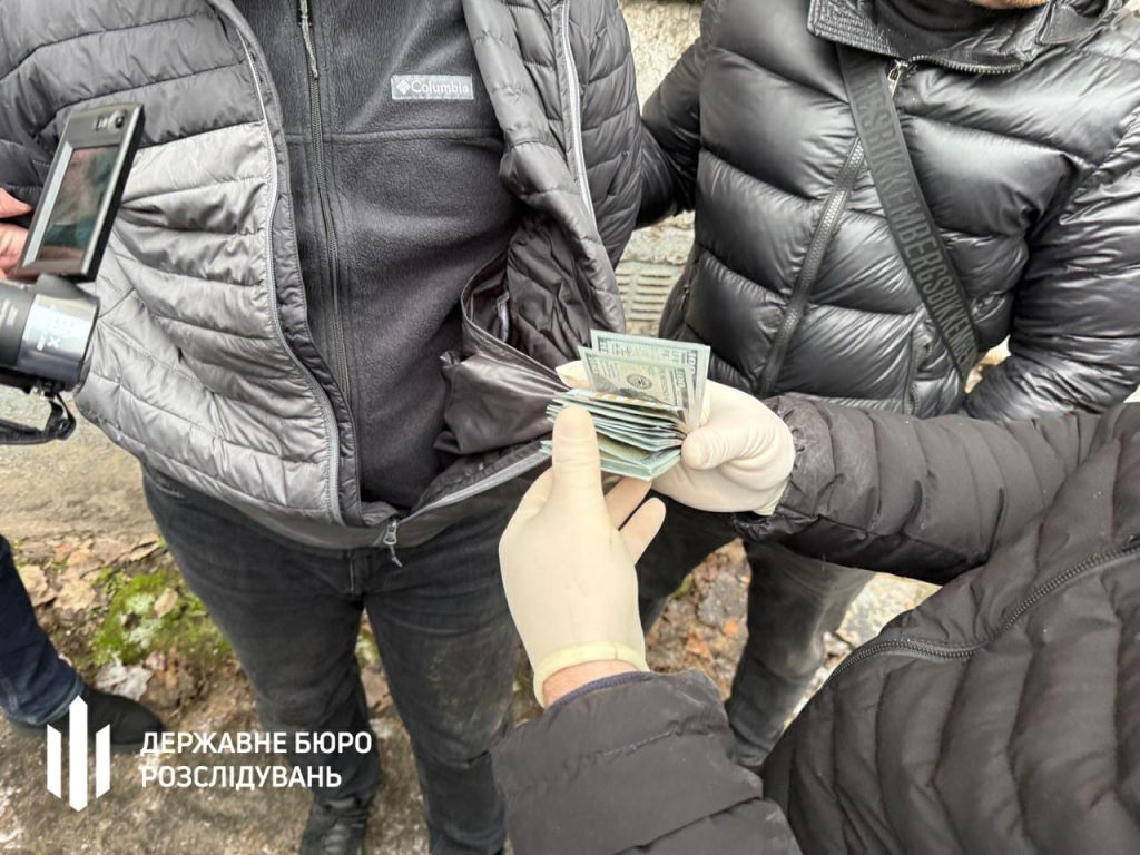 Дніпровський правоохоронець за хабар обіцяв ухилянтам видалити їхні дані з бази розшуку
