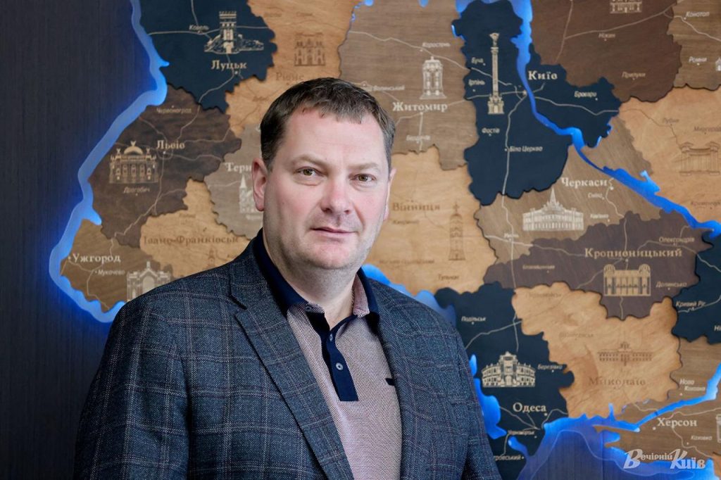 Чиновник КМДА Руслан Кандибор купляє дорогі авто під час війни та передав доньці 53 тис$
