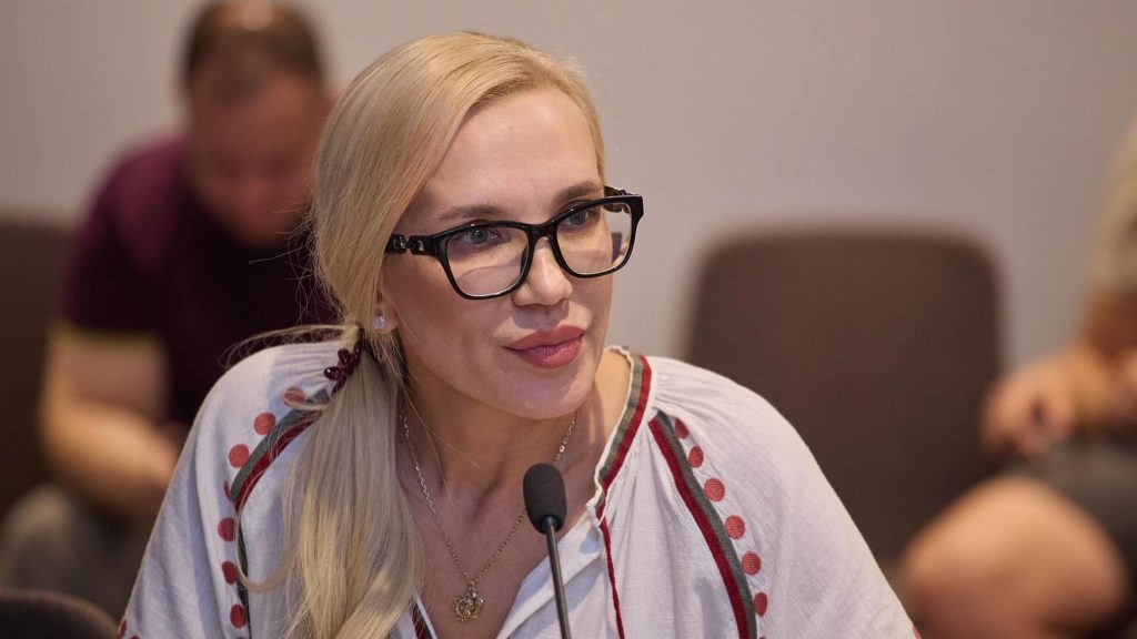 Ексначальниця податкової Сумщини та депутат від “Слуги народу” Олена Хотенко тероризує журналістів, які розповіли про її зловживання на посаді