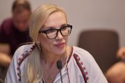 Ексначальниця податкової Сумщини та депутат від “Слуги народу” Олена Хотенко тероризує журналістів, які розповіли про її зловживання на посаді