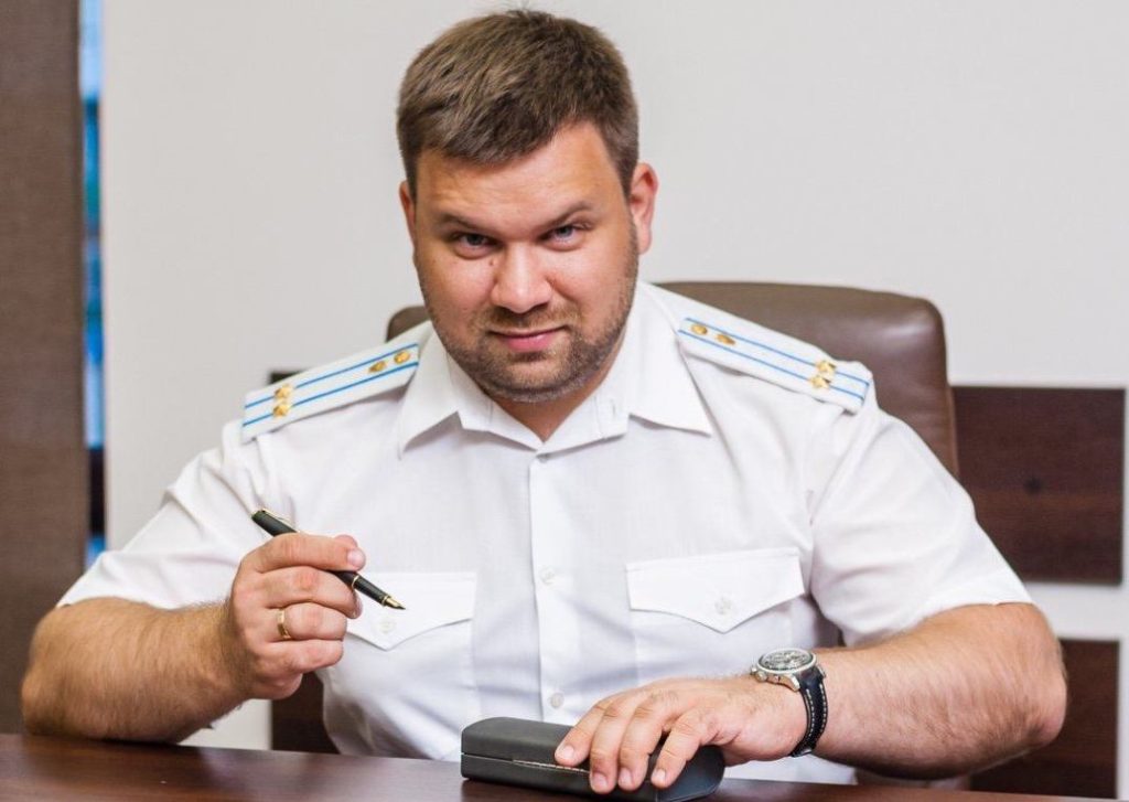 Впливові батьки, мільйонні статки, звʼязки з рф і оформлення майна на родичів. Чим відоме прокурорське подружжя Роман Мудрий і Анна Мудра