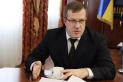 Екскерівник Хмельницької обласної прокуратури Олексій Олійник будує дачу, користується автівкою родича депутатів і приховує вартість свого майна. А його дружина звільнилась з прокуратури та влаштувалась до ТЦК