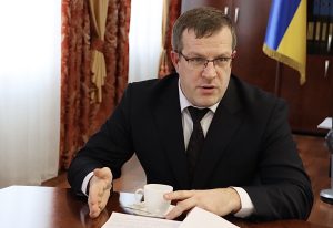 Екскерівник Хмельницької обласної прокуратури Олексій Олійник будує дачу, користується автівкою родича депутатів і приховує вартість свого майна. А його дружина звільнилась з прокуратури та влаштувалась до ТЦК