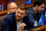 Депутат, бізнесмен, мільйонер, син соратника Януковича. Помічник нардепа Суто Мамояна Володимир Кравець веде бізнес за кордоном, але не звітує про доходи
