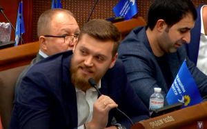 Депутат, бізнесмен, мільйонер, син соратника Януковича. Помічник нардепа Суто Мамояна Володимир Кравець веде бізнес за кордоном, але не звітує про доходи