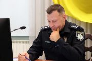 Начальник Департаменту поліції охорони Олексій Березневич регулярно занижує вартість свого майна: люксовий джип за 2 млн він оцінив у 600 тис. грн. Його дружина заробляє мільйони та відкрила свою фірму